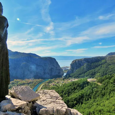Punta 2 * Omis